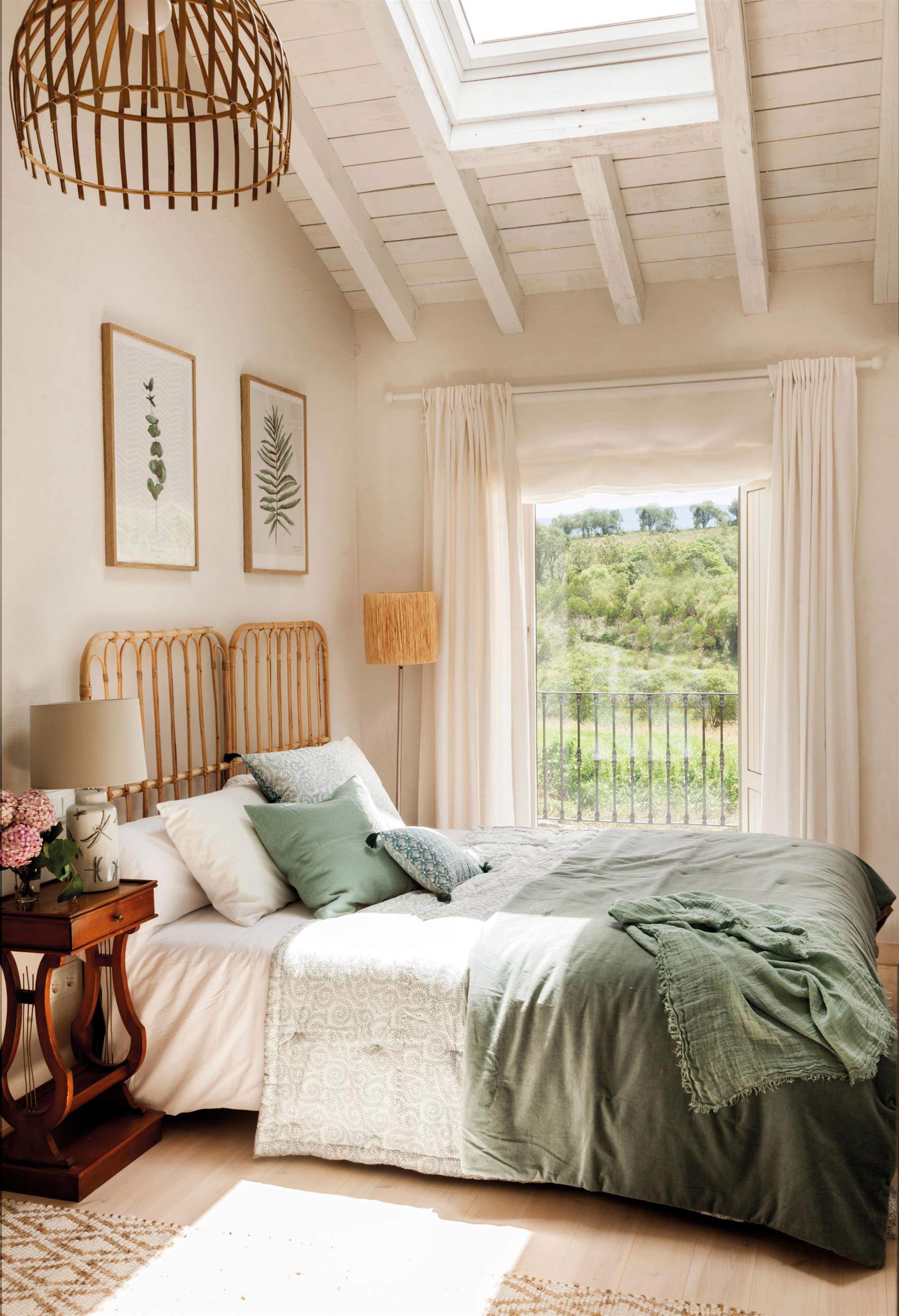 Dormitorio con láminas con motivos vegetales. 