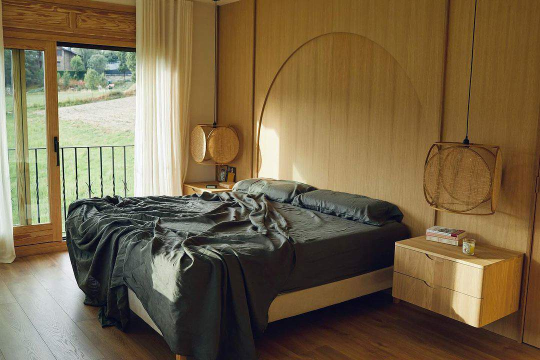 Un dormitorio sencillo y acogedor