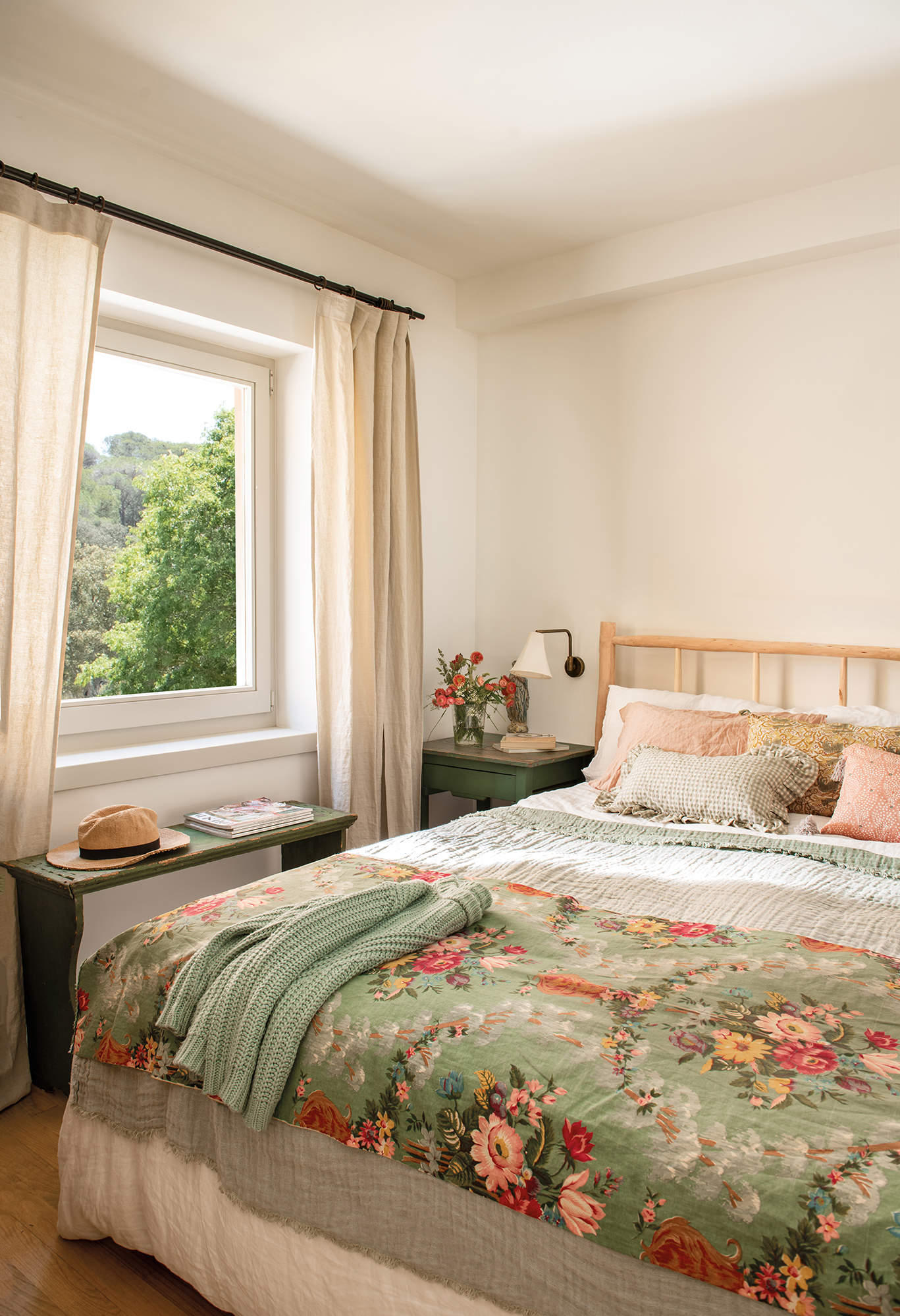Dormitorio con edredón con estampado de flores- 