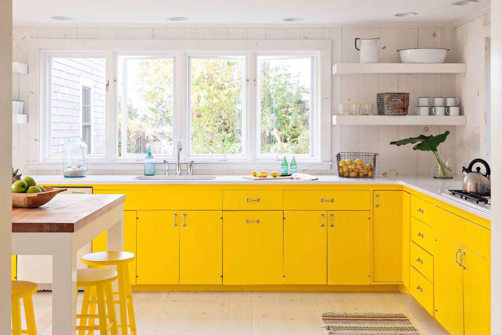 Cocina blanca con mobiliario amarillo