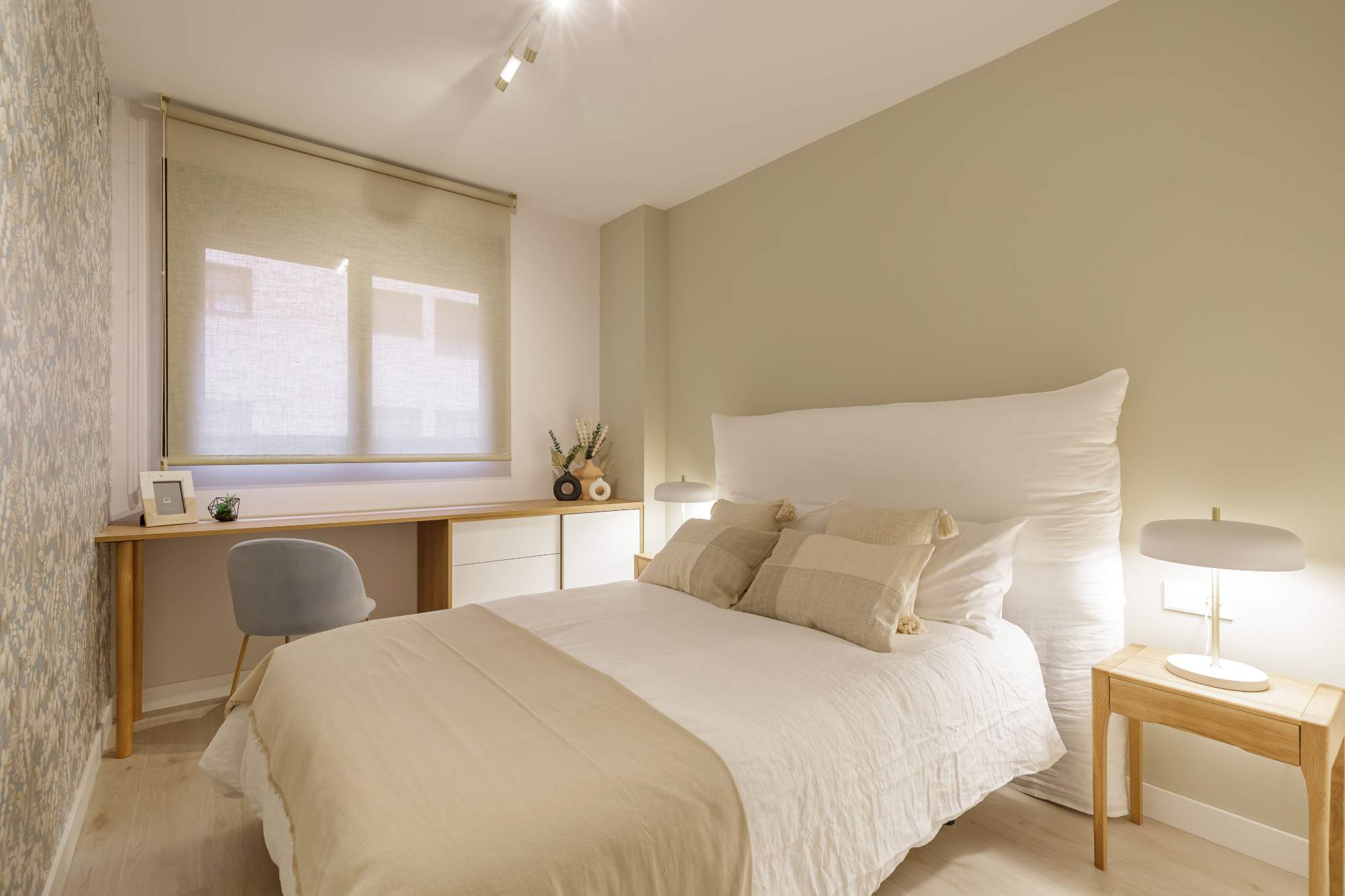 Dormitorio de invitados en tonos beige.