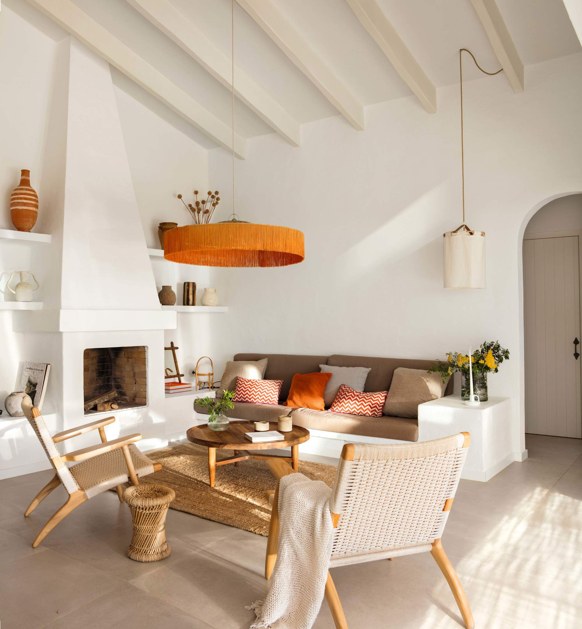 Salón minimalista con lámpara naranja