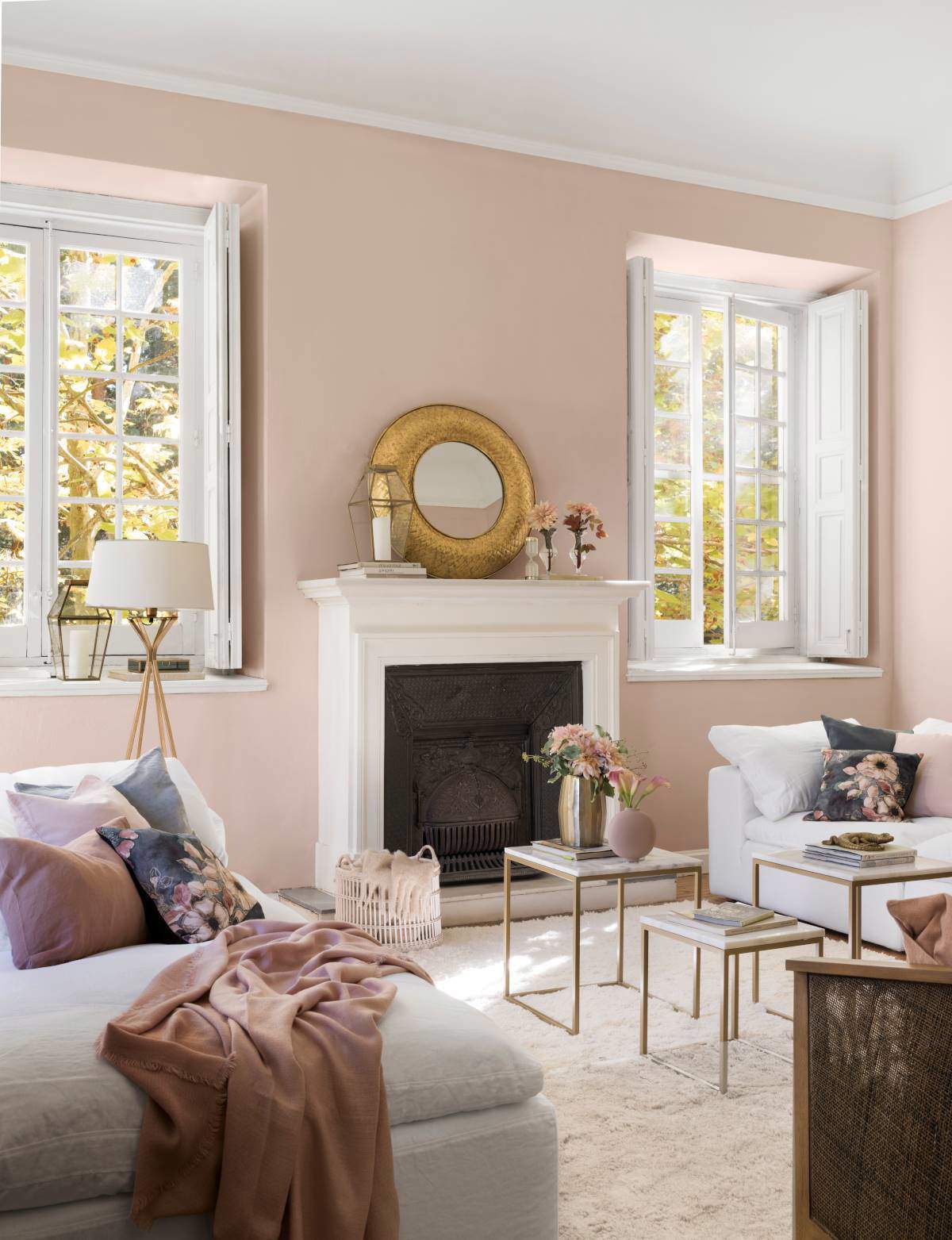 Salón con pared de la chimenea pintada de rosa.