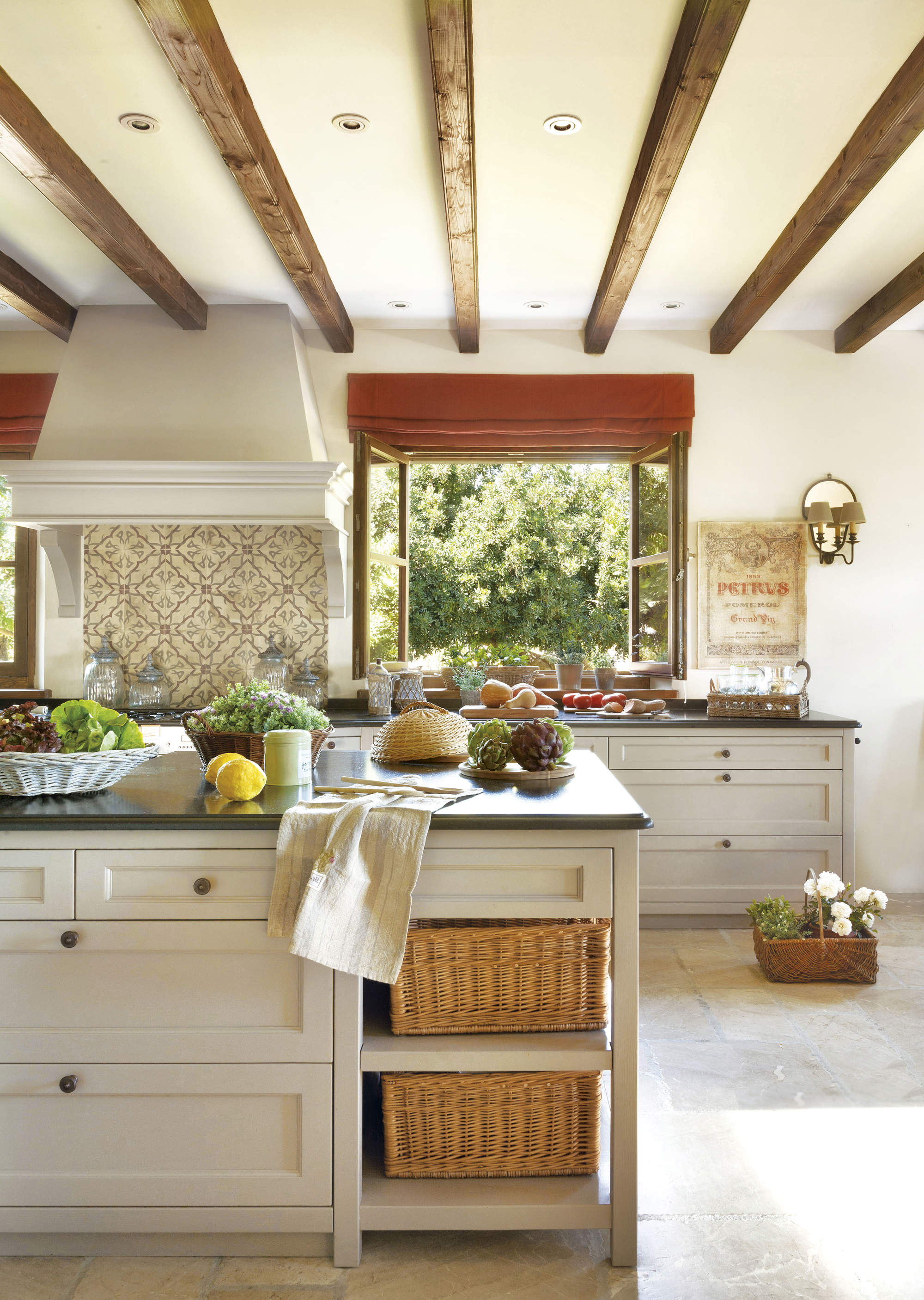 La cocina rústica cuenta con todo lujo de detalles. 