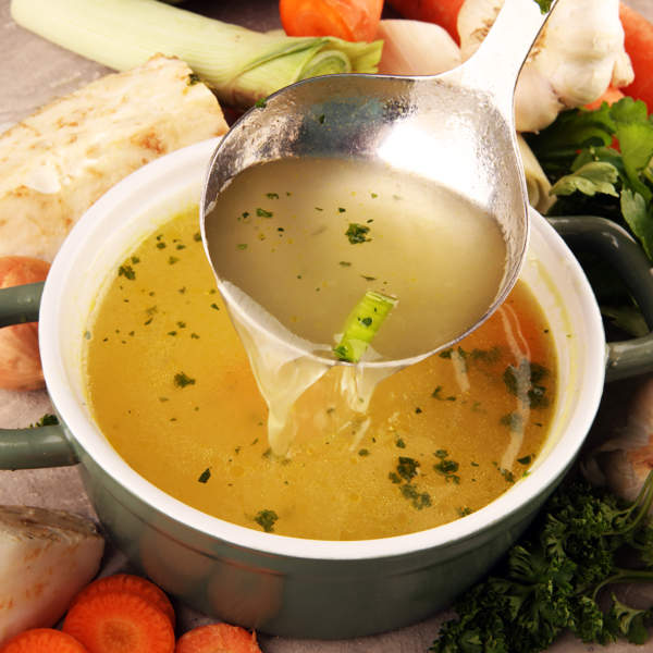 La receta de caldo depurativo con verduras que seguro que tienes por casa: elimina líquidos, deshincha el abdomen y tiene muchas vitaminas