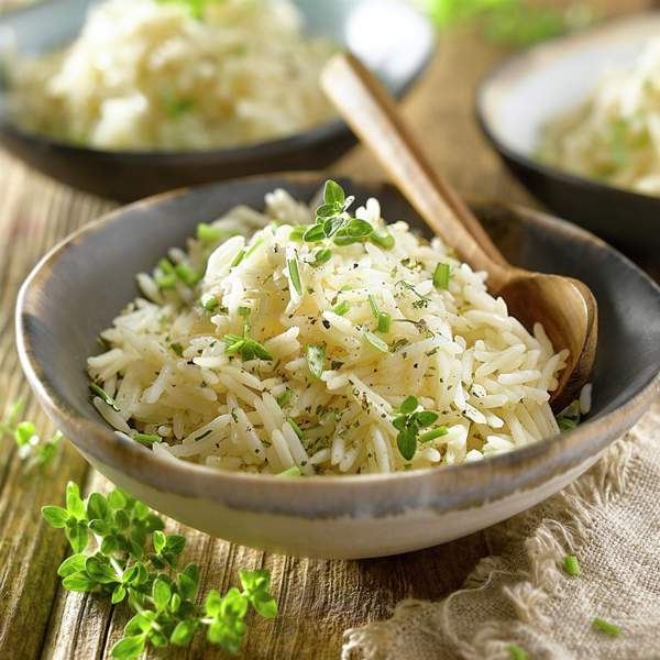 Adiós al sabor insípido del arroz blanco cocido: cocínalo de esta manera y todos querrán repetir 