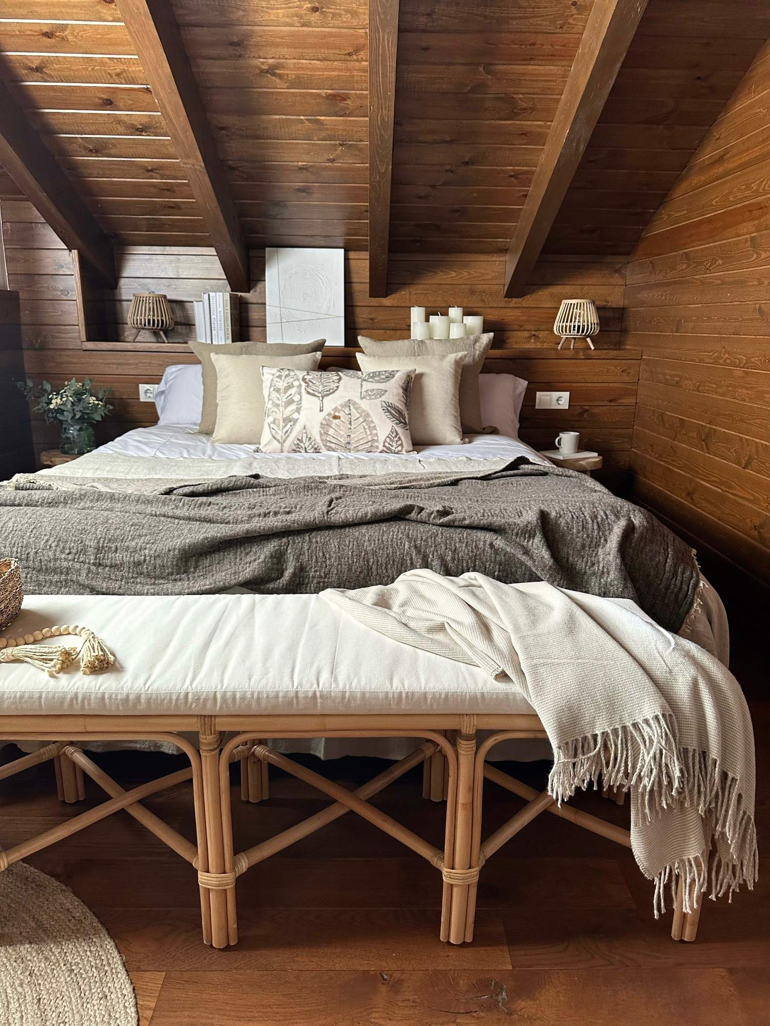 Un dormitorio en tonos suaves de madera.