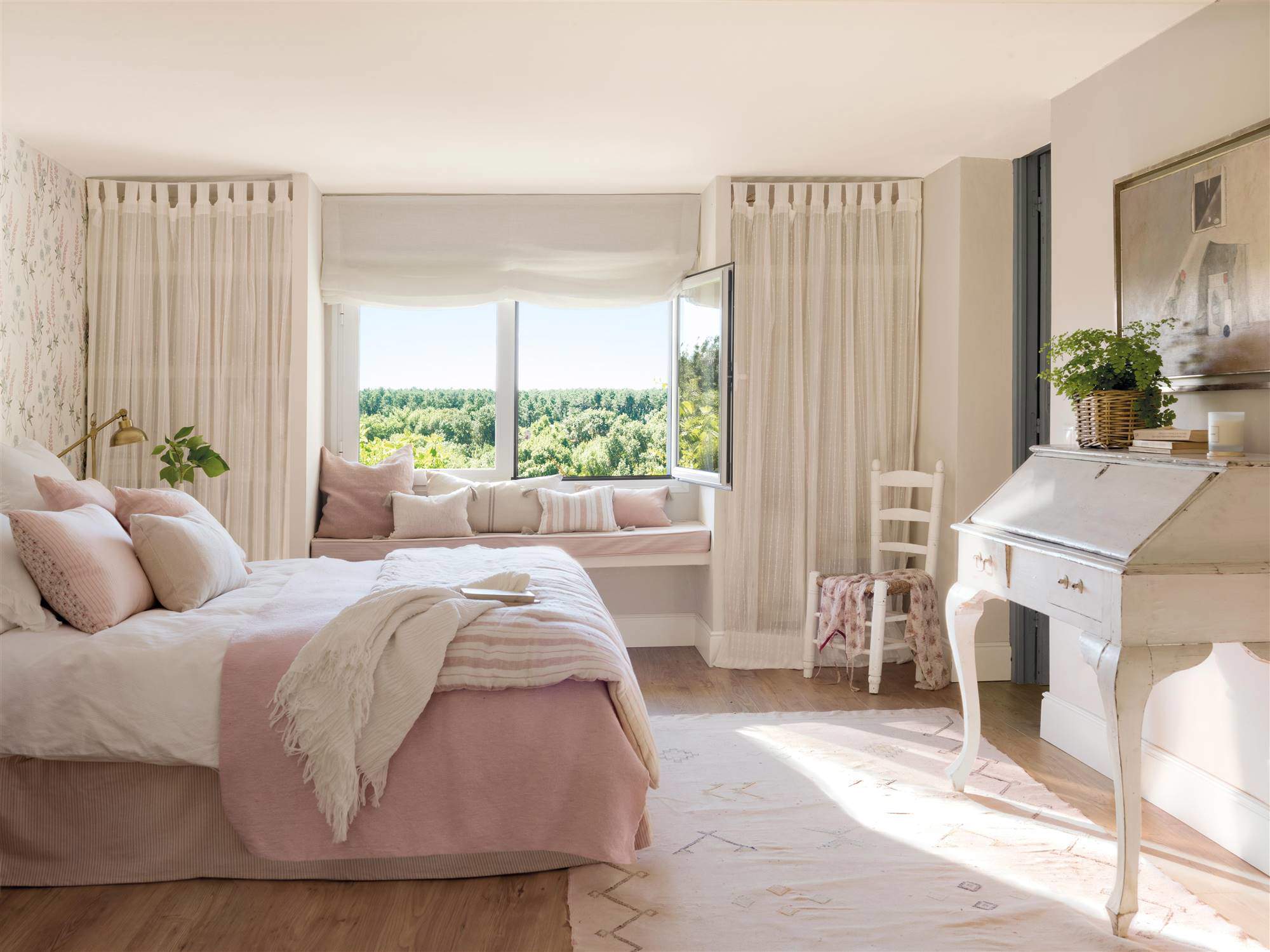 Dormitorio en tonos rosas con banco mirador