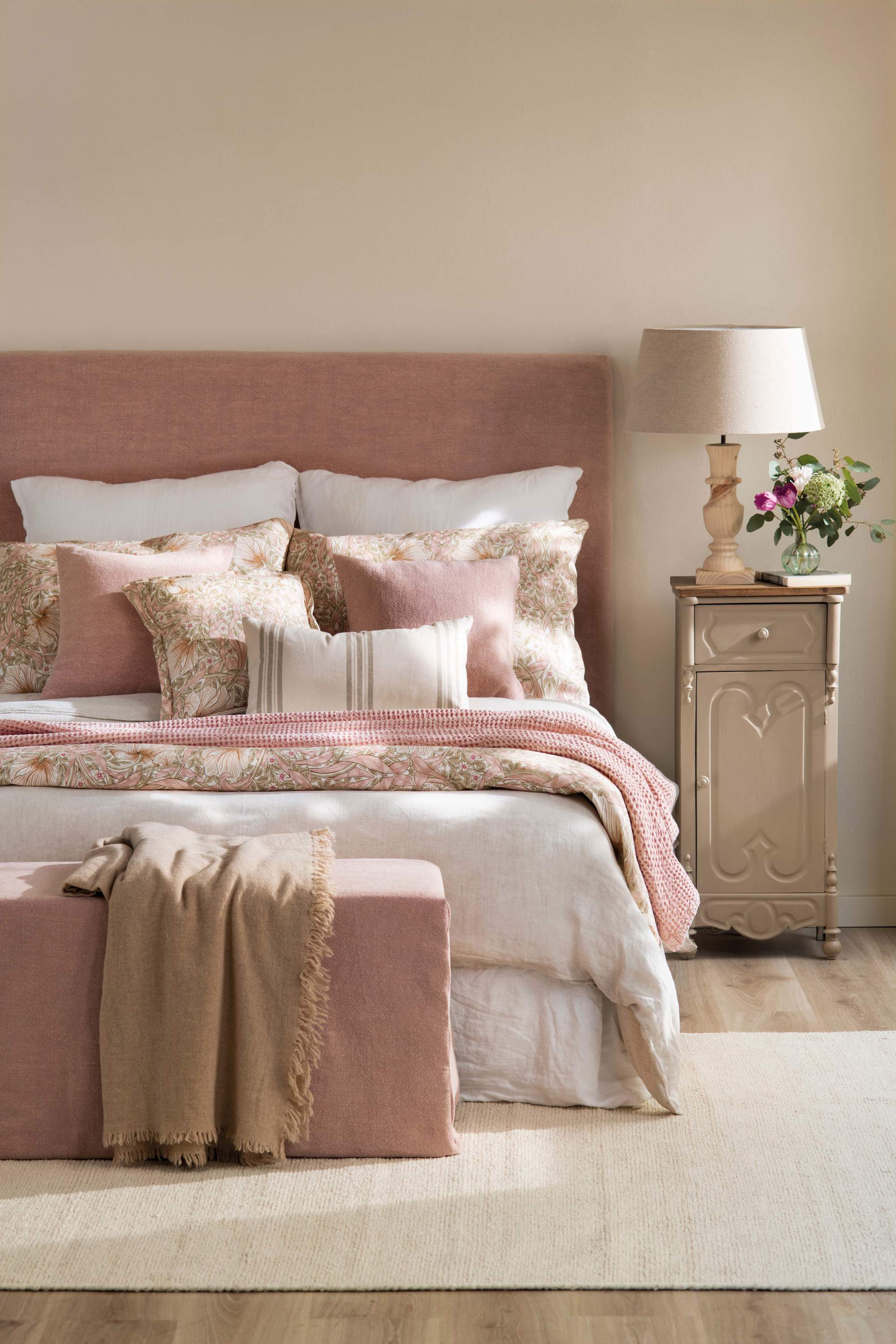 Dormitorio en beige y rosa palo