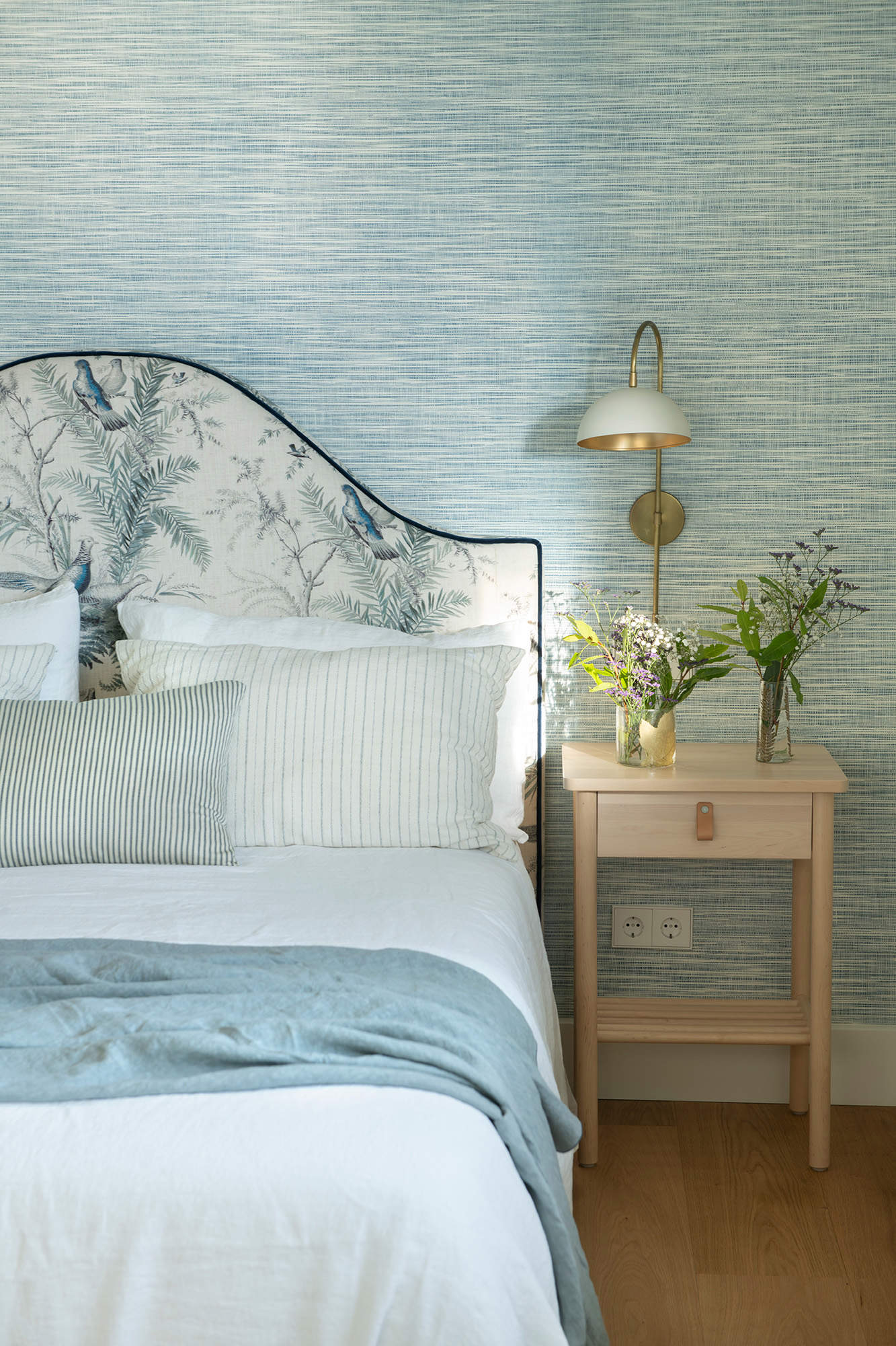 dormitorio decorado en tonos azules con aplique