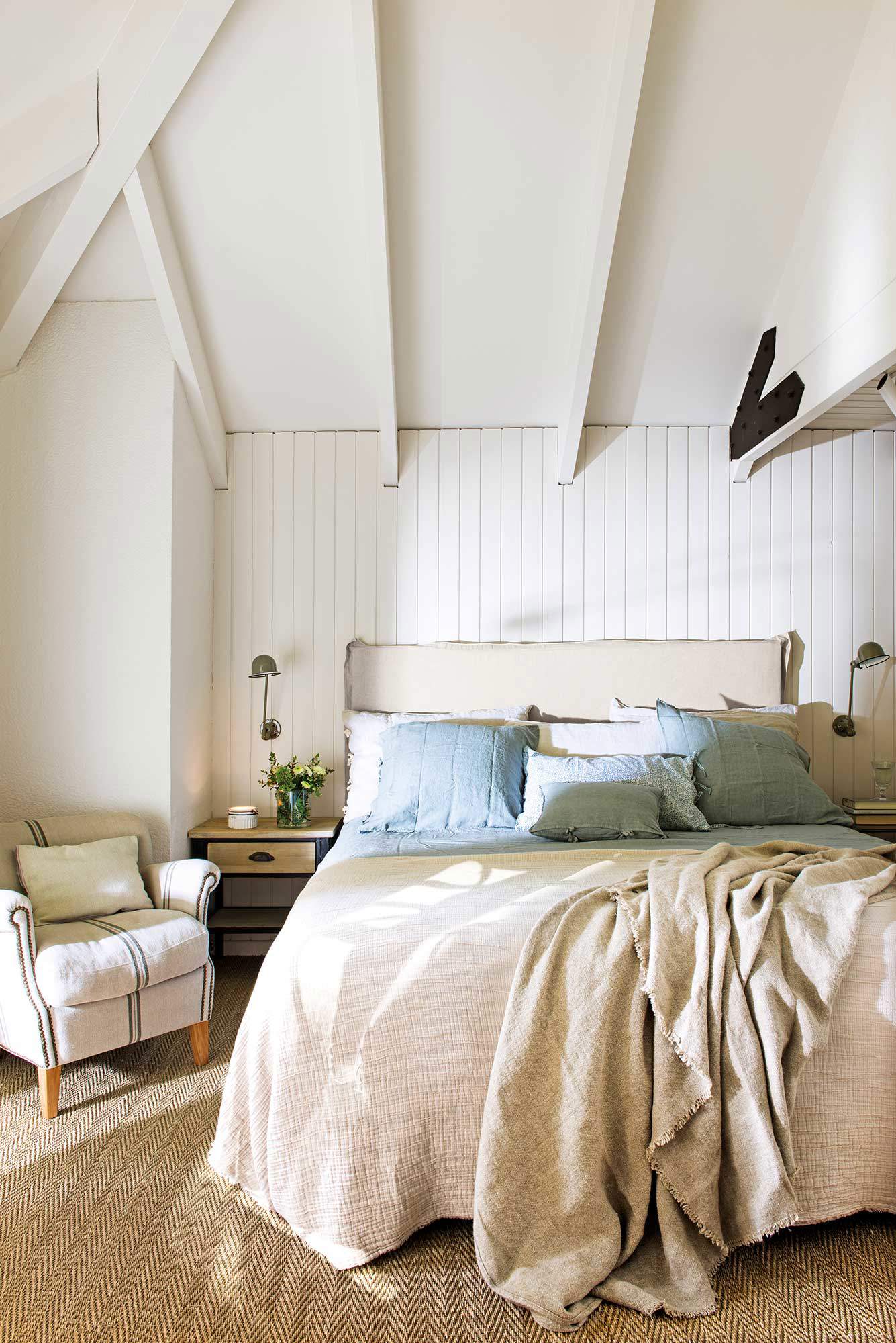 Un dormitorio rústico con lamas pintadas en blanco 00507346