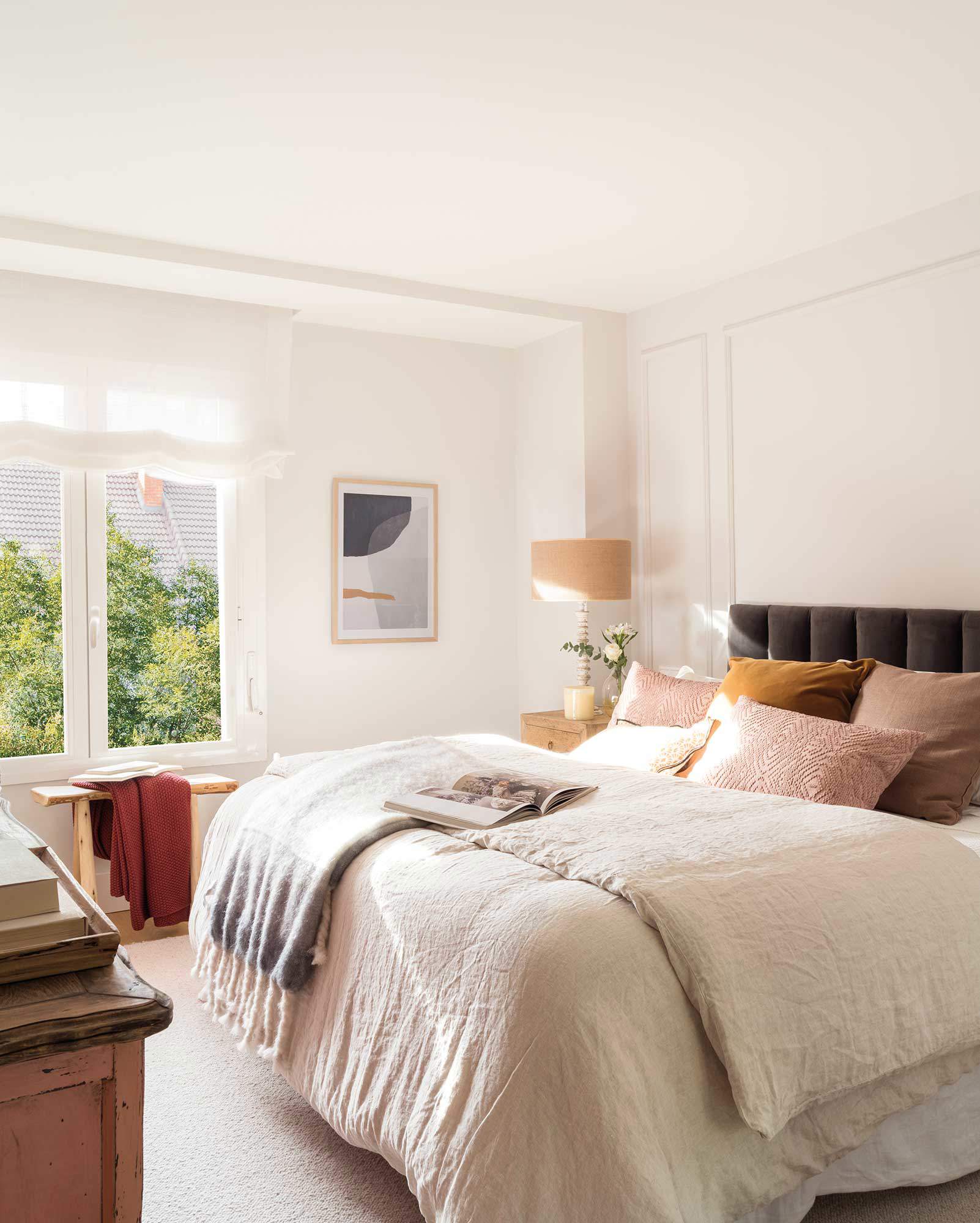  Un dormitorio estiloso con molduras y un cabecero que contrasta 00513110