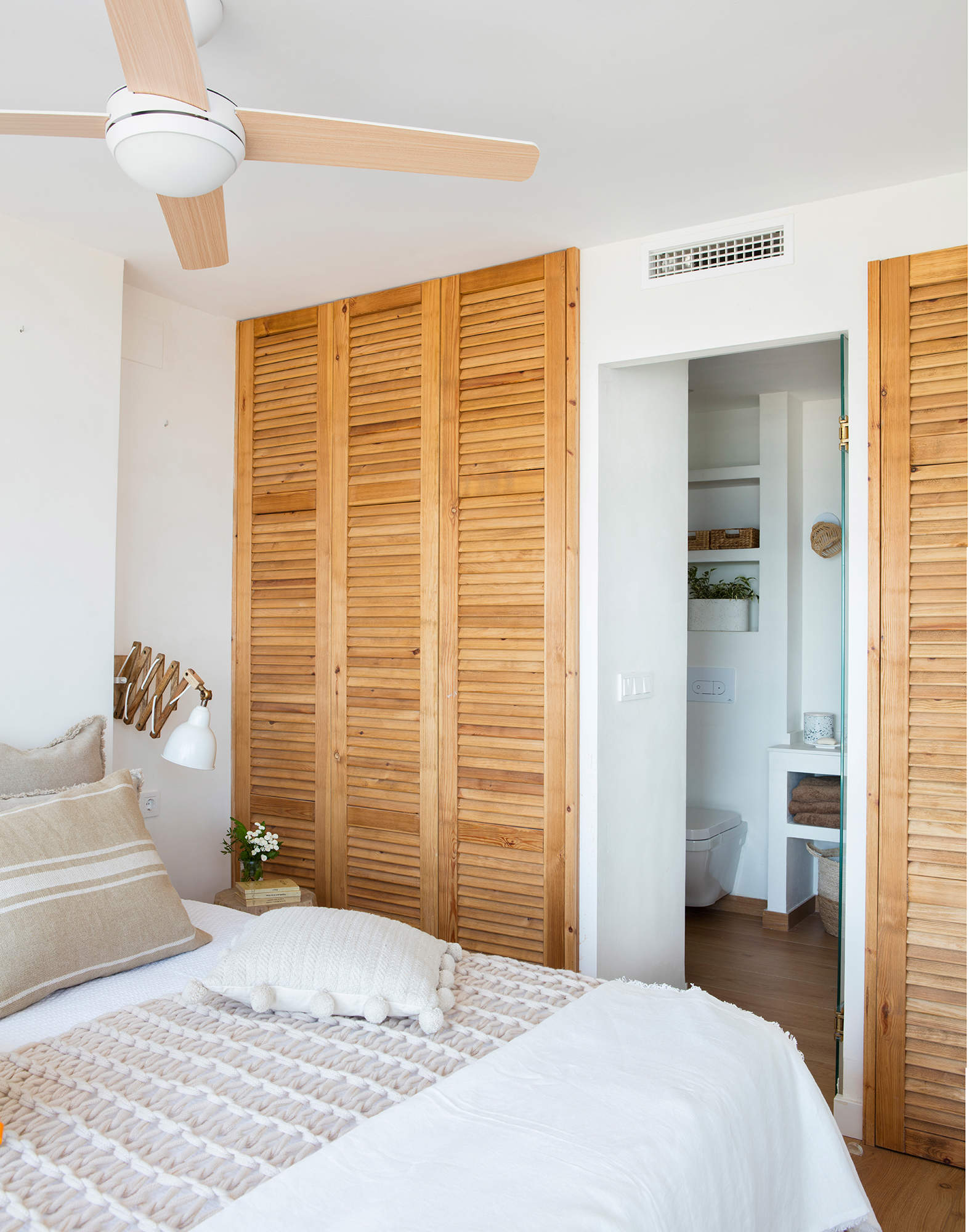 Dormitorio armarios puertas madera 