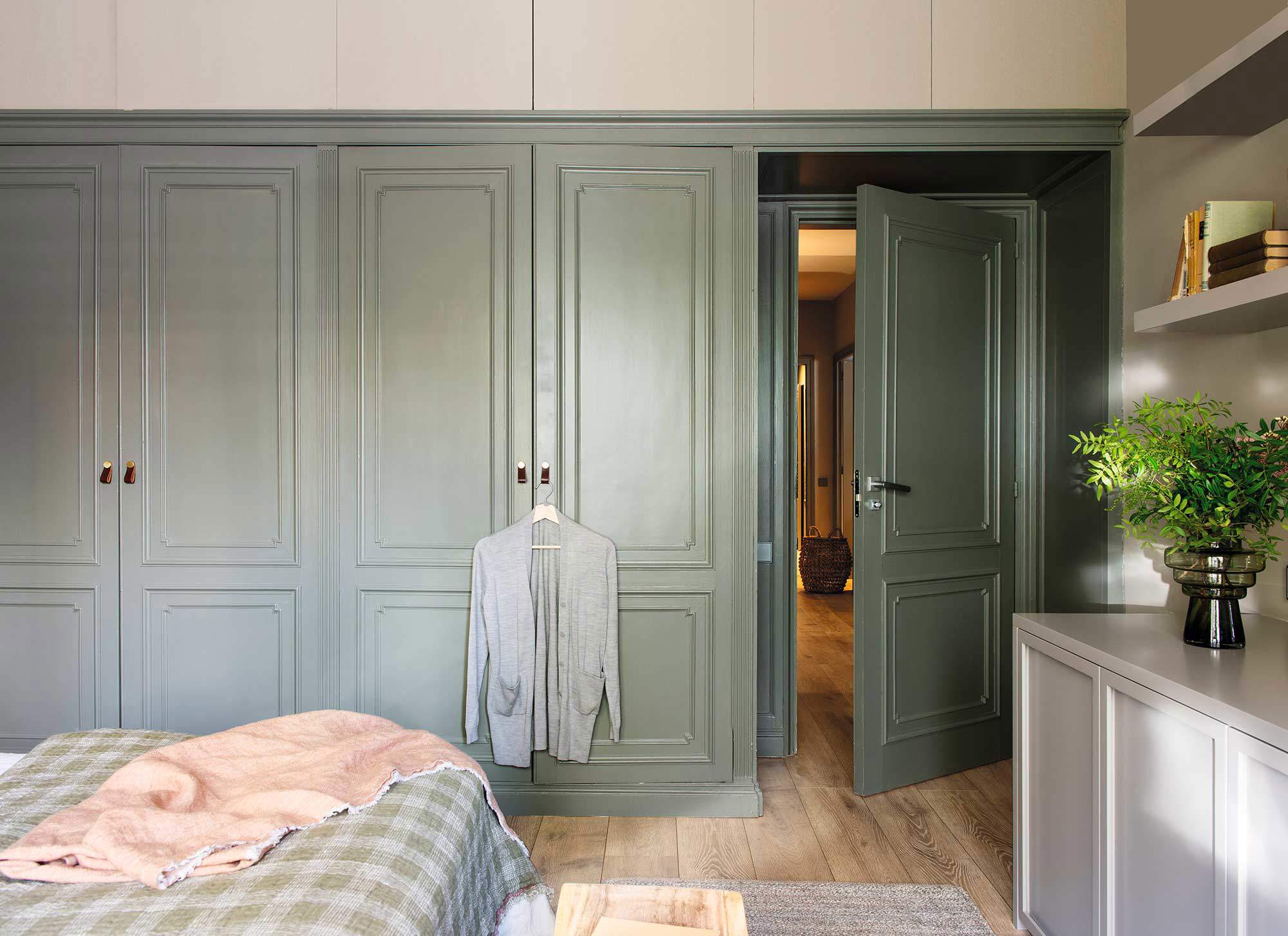 Dormitorio con armarios empotrados en gris verdoso