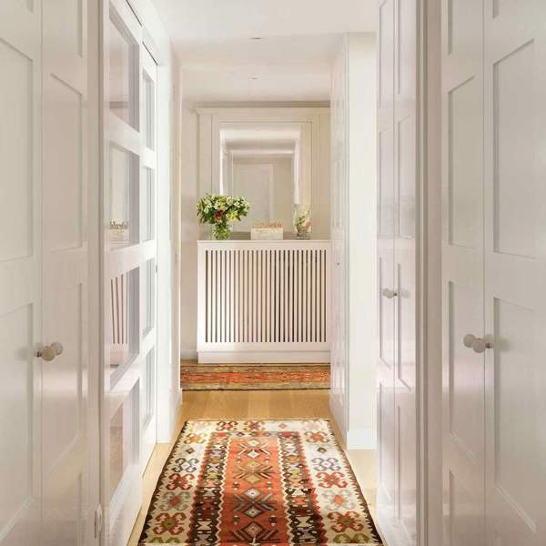 6 ideas muy estilosas para decorar con alfombras el pasillo y que te quede como en la revista El Mueble