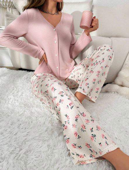 Conjunto de pijama abotonado floral.