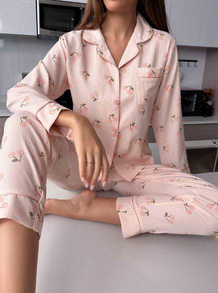 Pijama rosa con estampado de cerezas.