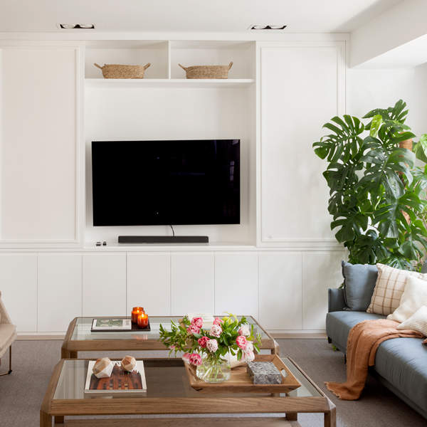 Decorar la pared del televisor: 12 grandes ideas que puedes copiar de casas El Mueble prácticas y elegantes a la vez