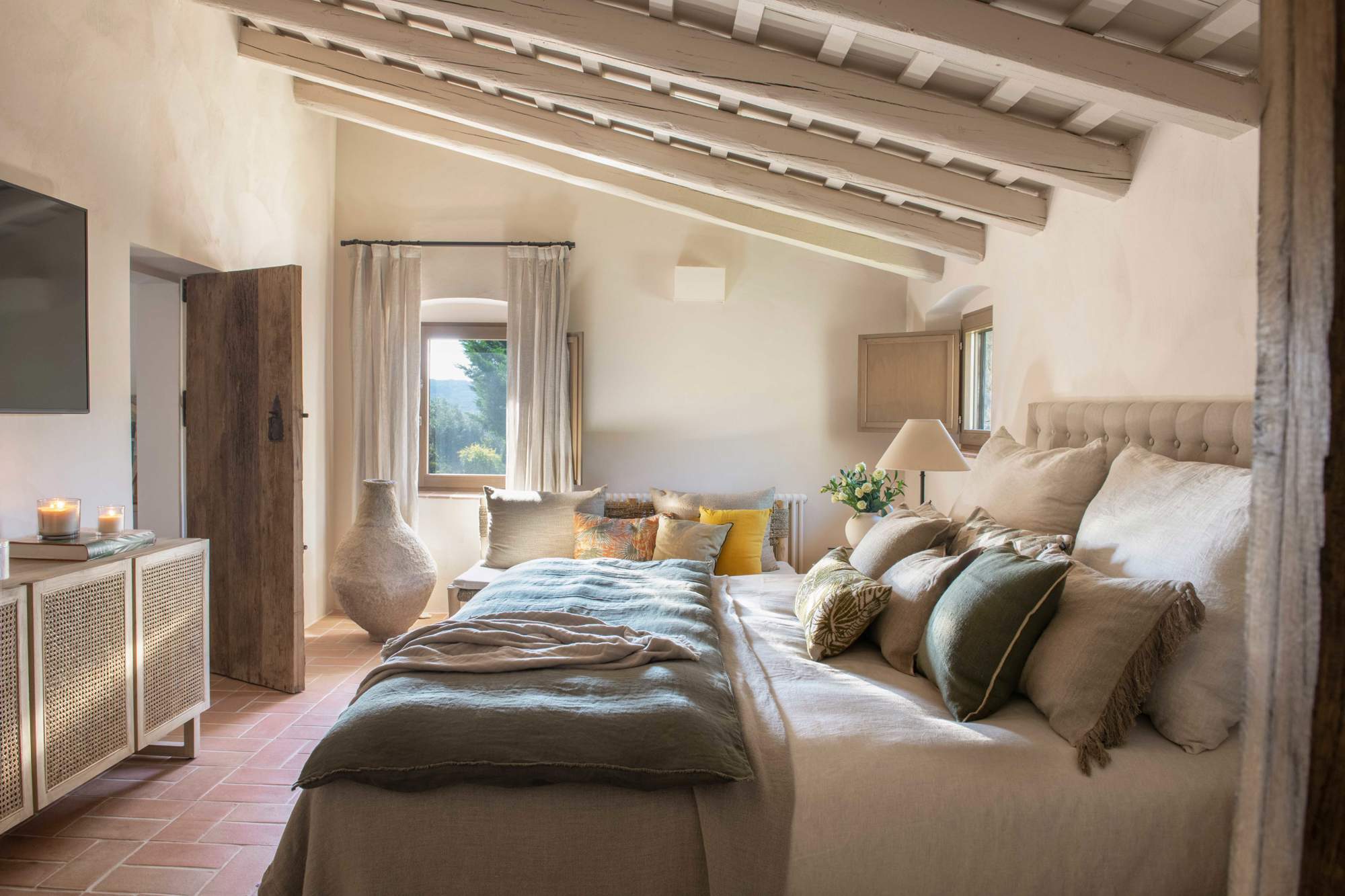 Dormitorio con vigas pintado en un suave color beige 
