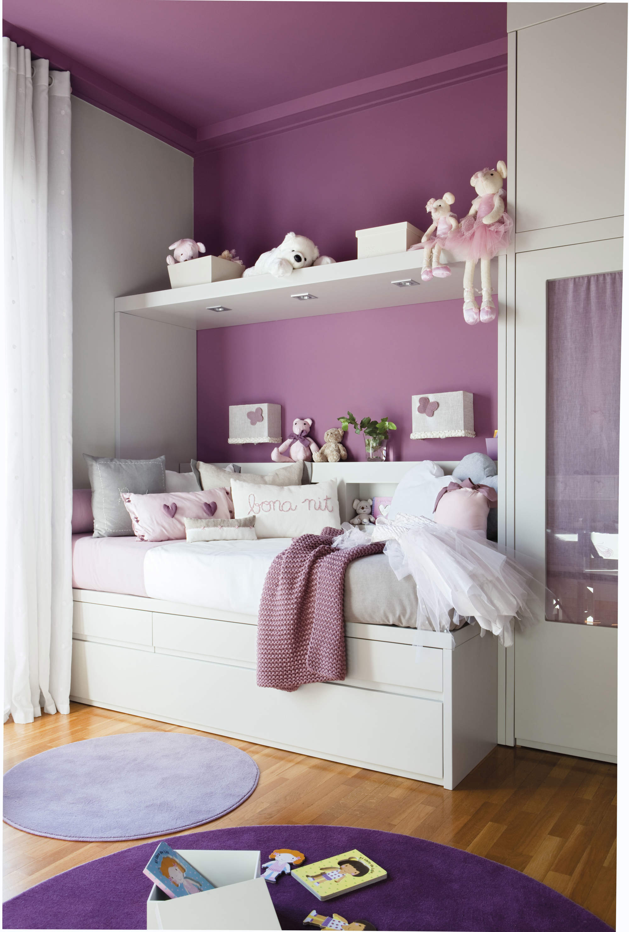 Dormitorio infantil con paredes en color morado