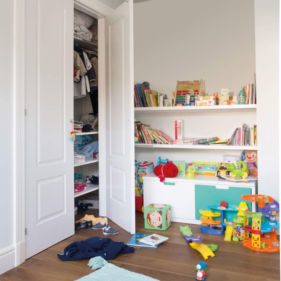 habitación infantil desordenada con caos en el armario y juguetes_464830
