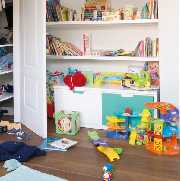habitación infantil desordenada con caos en el armario y juguetes_464830