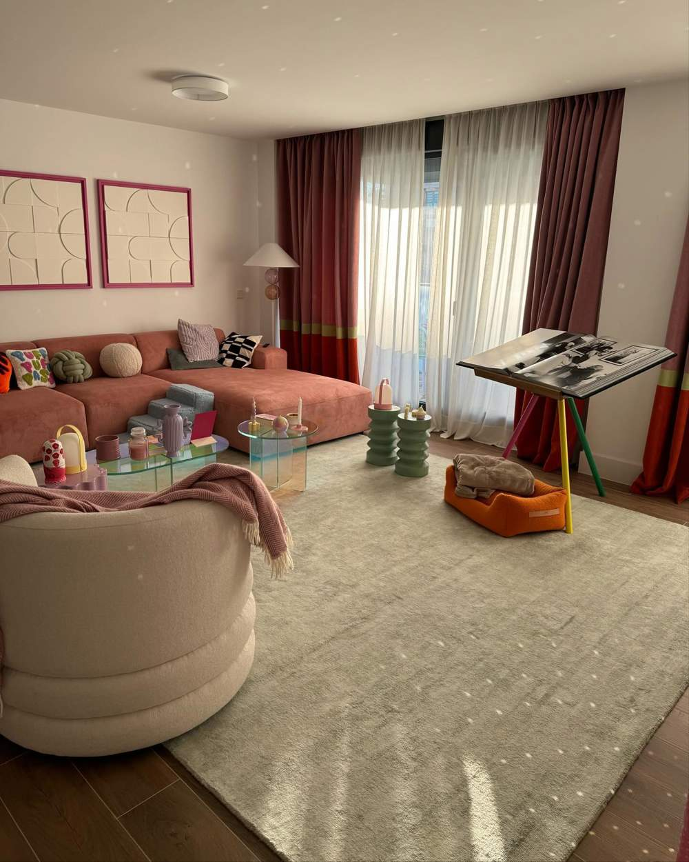 Salón con el sofá rosa de Laura Escanes