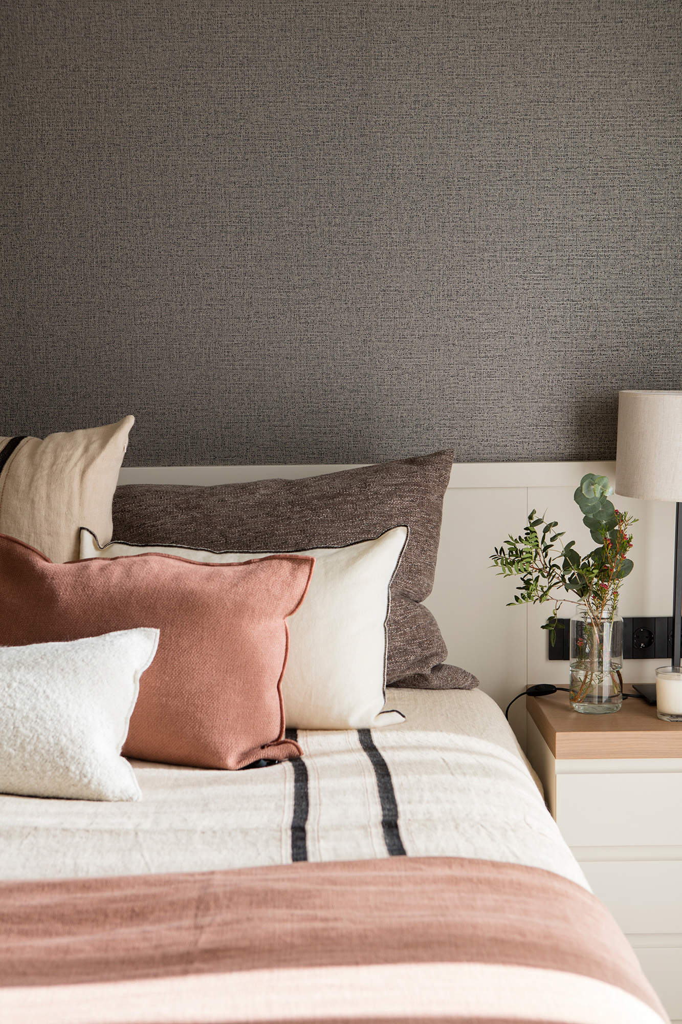 bedroom with wallpaper in headboard 00568026