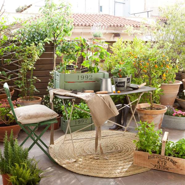 balcon con toldo mesa y sillas de hierro y plantas en macetas 00346744_O