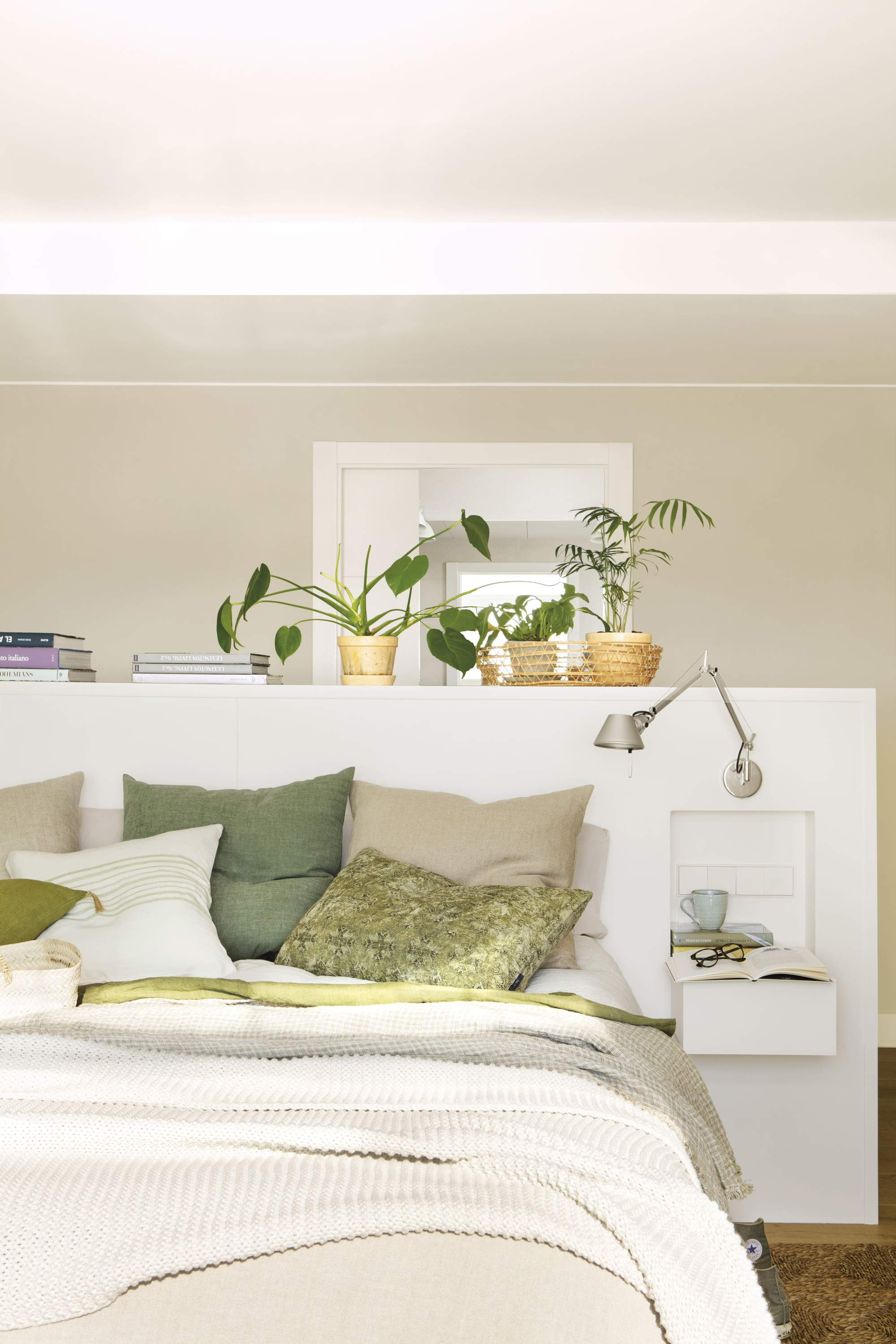 Dormitorio con cabecero, diseño de Coton et Bois