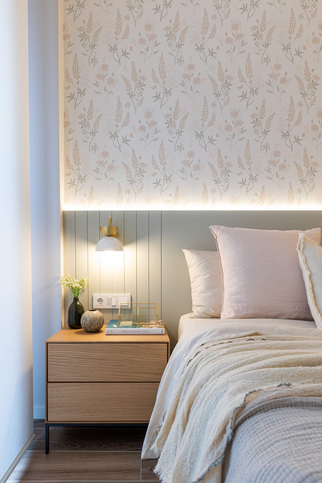 Dormitorio con papel pintado en cabecero proyecto Laura Martínez