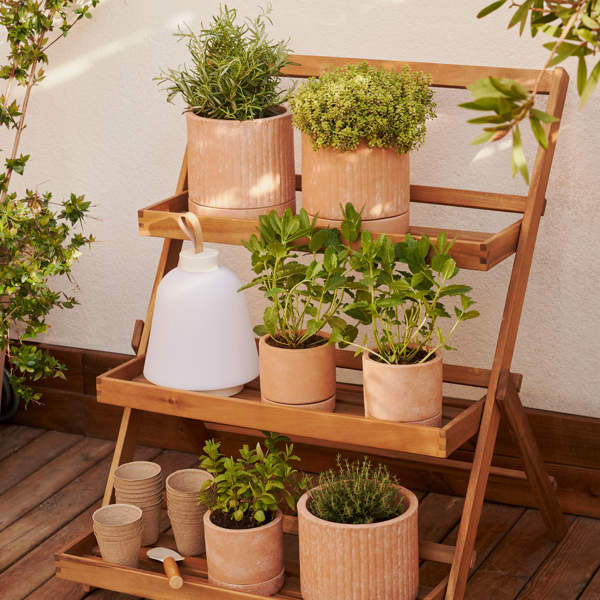 No está en IKEA ni en Leroy Merlin: esta es la estantería de madera para plantas más estilosa que necesitas en tu terraza