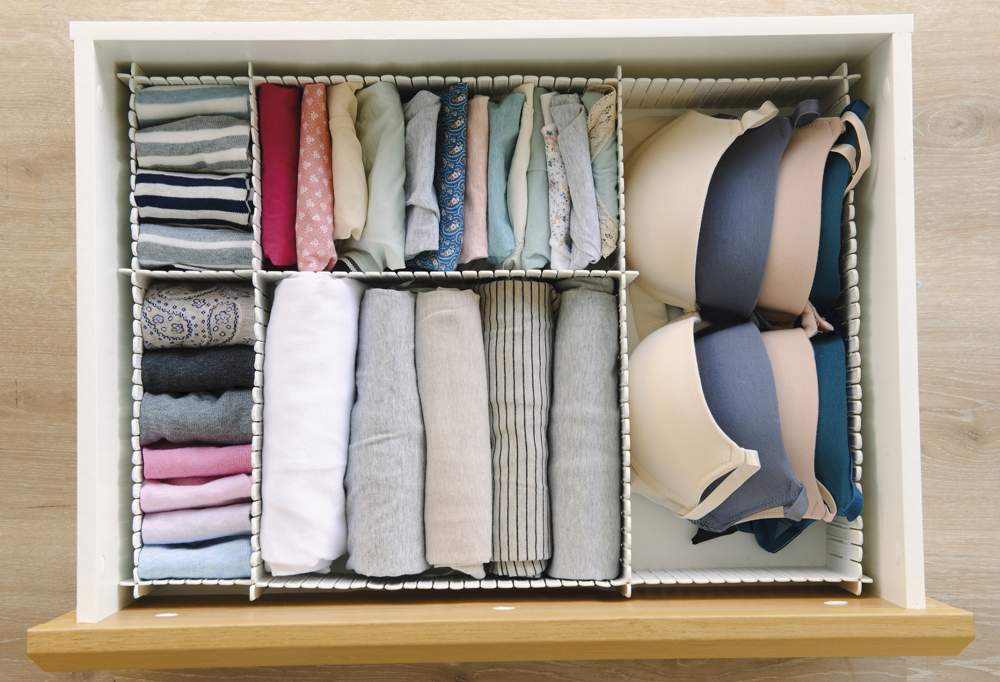 Interior de cajón con departamentos para guardar ropa interior y camisetas - 00449082