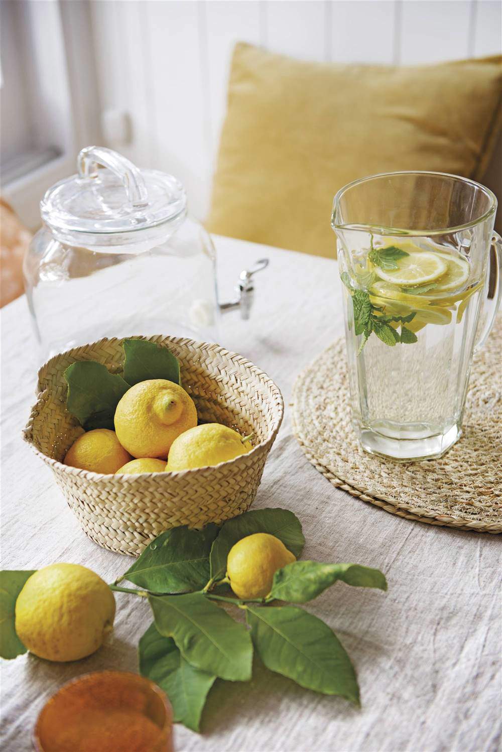 Detalle de mesa con un cesto con limones