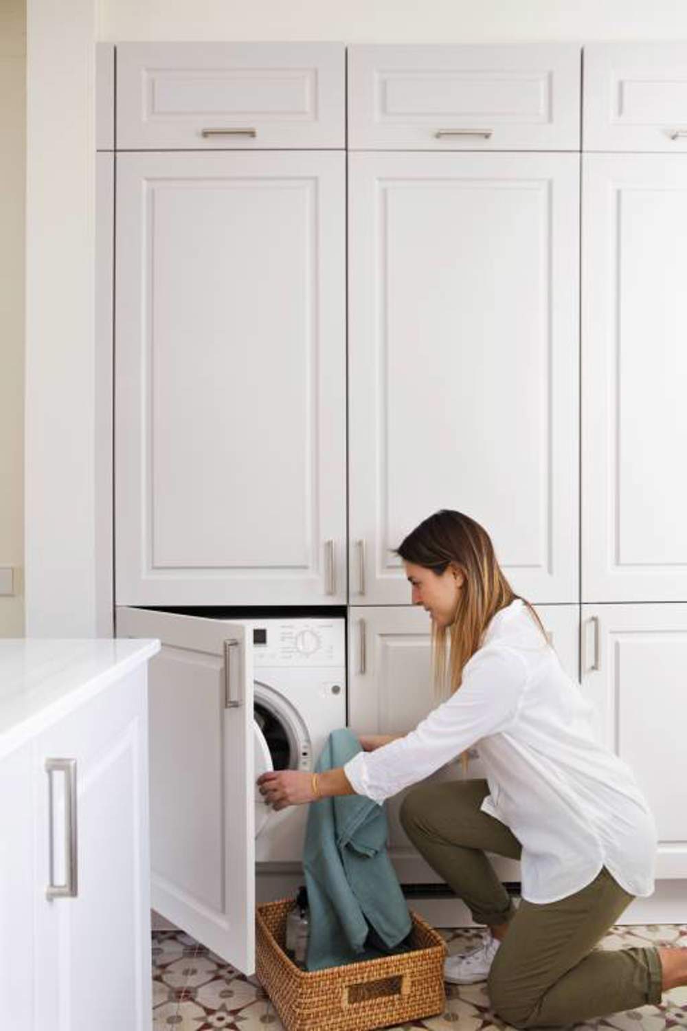 Mujer poniendo ropa en la secadora
