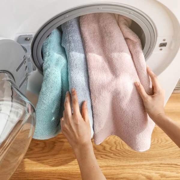 Una experta en limpieza desvela el mejor truco contra las manchas y el mal olor de las toallas