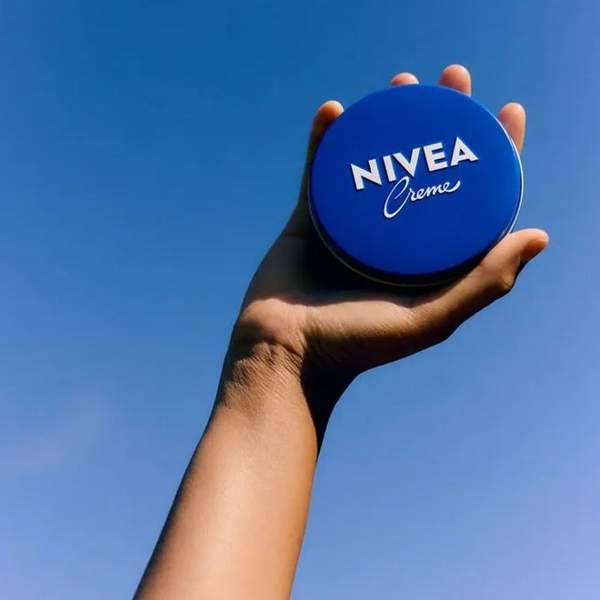 Por qué vuelve la Nivea azul, el clásico de toda la vida que se ha hecho viral por sus 10 beneficios
(y solo vale 1,89€)