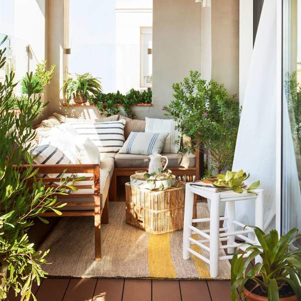 3 balcones pequeños llenos de ideas que deberías ver antes de decorar el tuyo para disfrutar del buen tiempo
