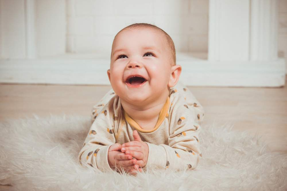 Bebé en una alfombra 
