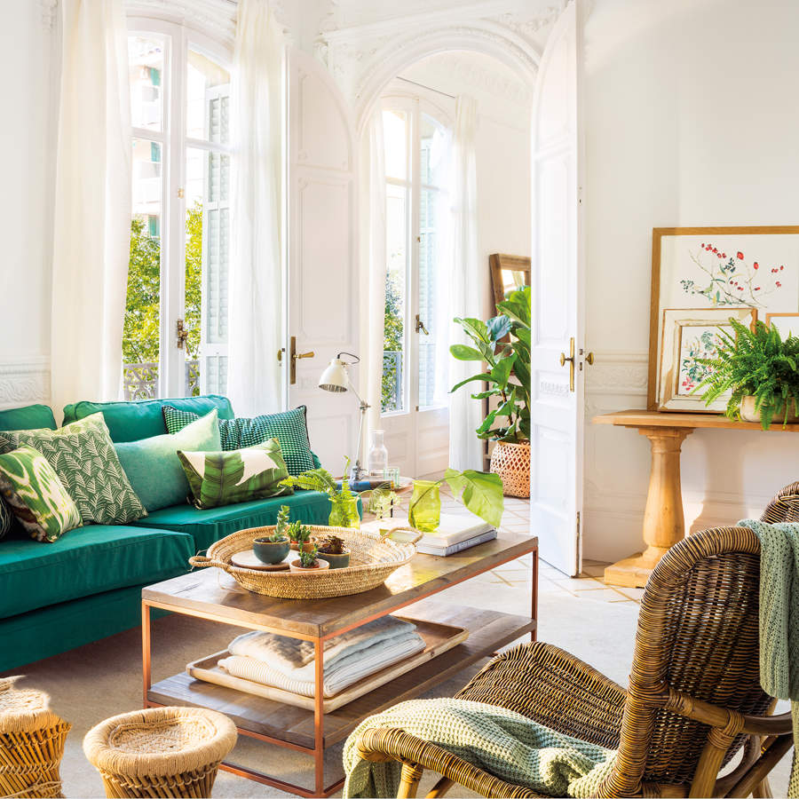 Salón en finca regia con sofá verde y cojines estampados verdes con motivos vegetales_ 00458321b