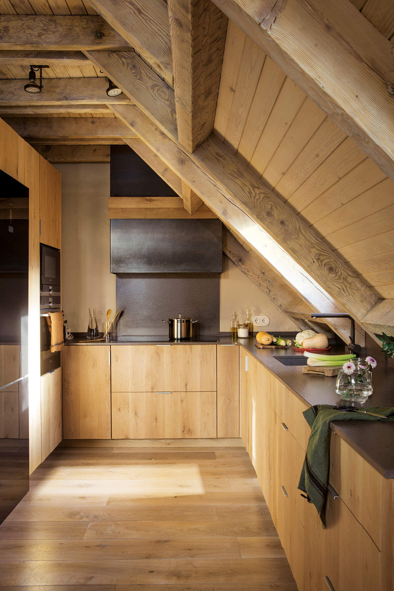 Cocina con muebles, suelo  y techo en madera