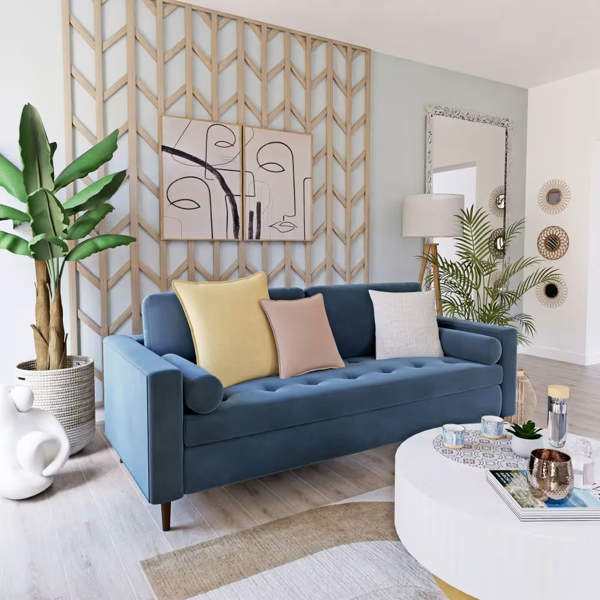 Decorar la pared de encima del sofá y triunfar: 3 tips infalibles de los expertos de Maisons du Monde para un resultado lleno de estilo