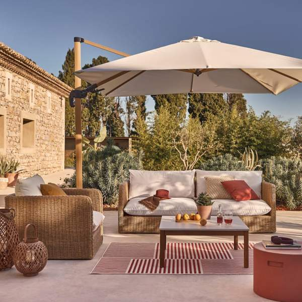 Por qué deberías poner una sombrilla grande en tu terraza para llenarla de estilo, según expertos de Maisons du Monde