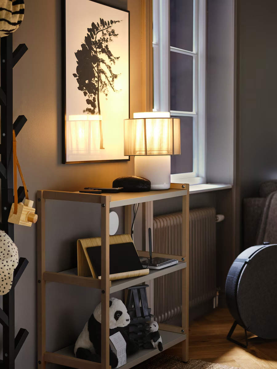Una estantería con una lámpara inteligente de luz cálida