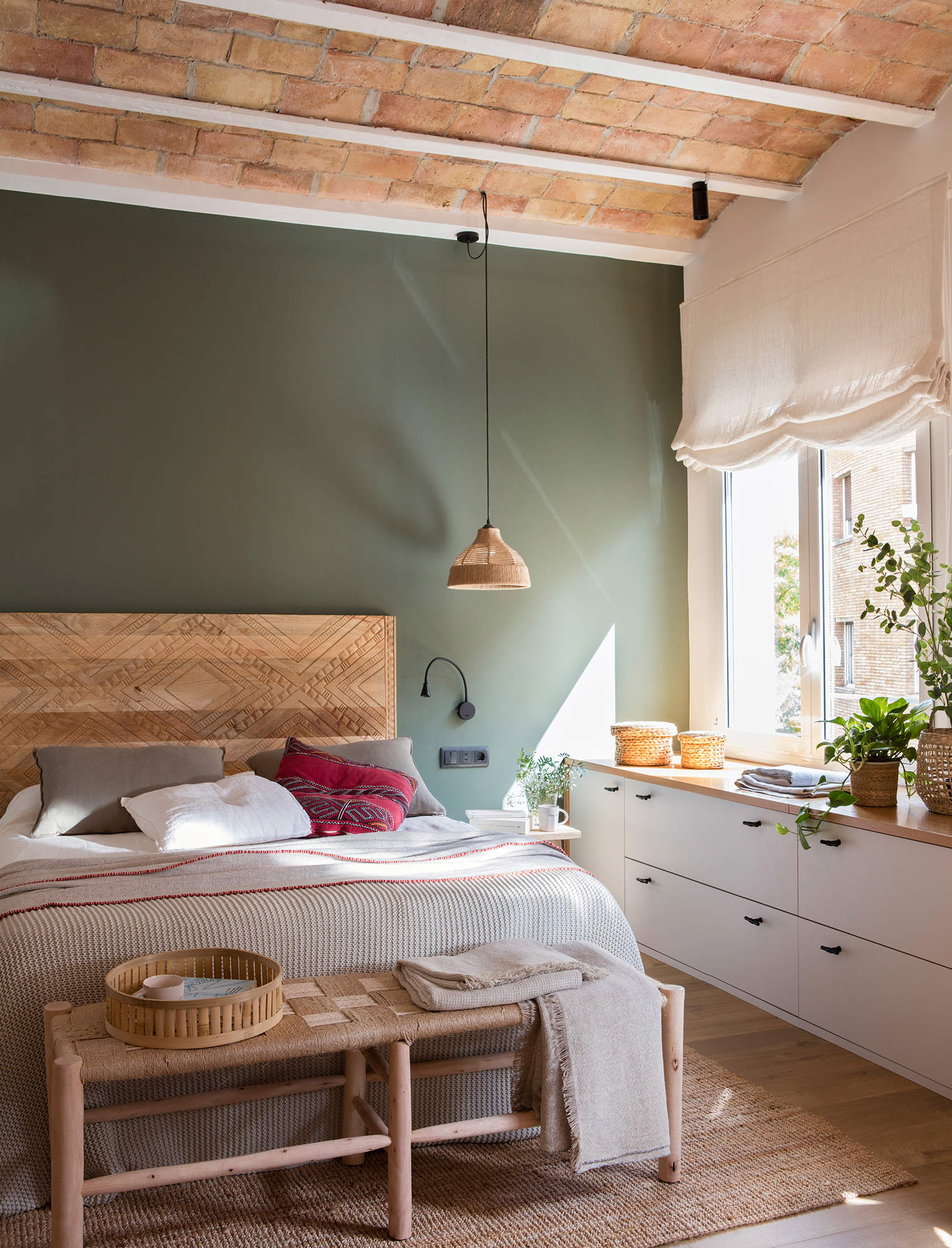 Dormitorio moderno pintado en verde