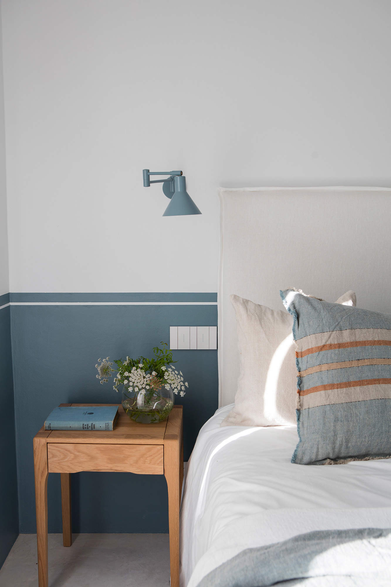 Dormitorio pcon zócalo en la pared pintado en azul