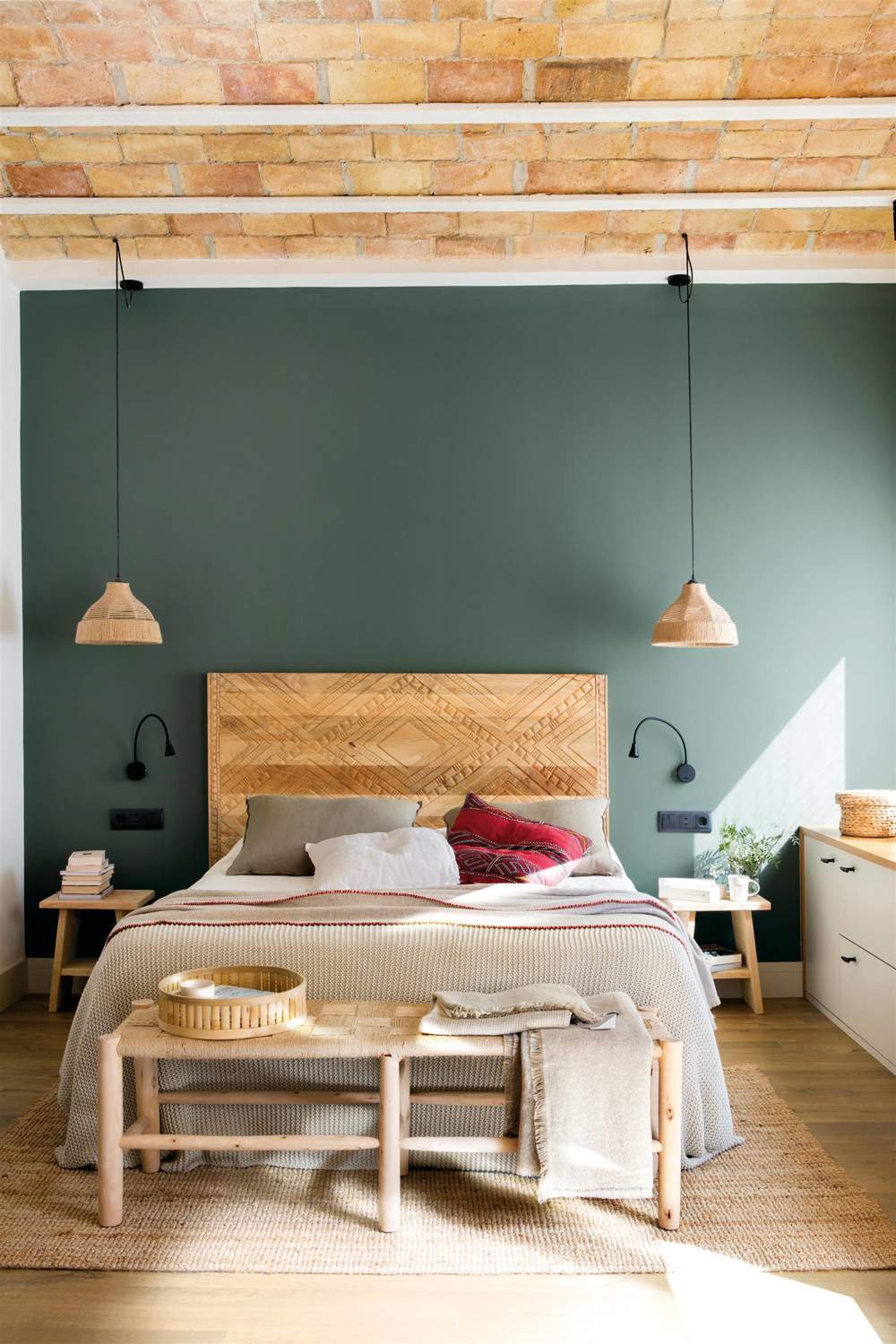 00549178 Dormitorio con cabecero de madera y pared pintada en verde