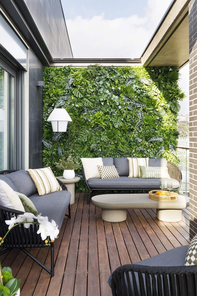 Terraza con jardín vertical y suelo efecto madera especial para exterior