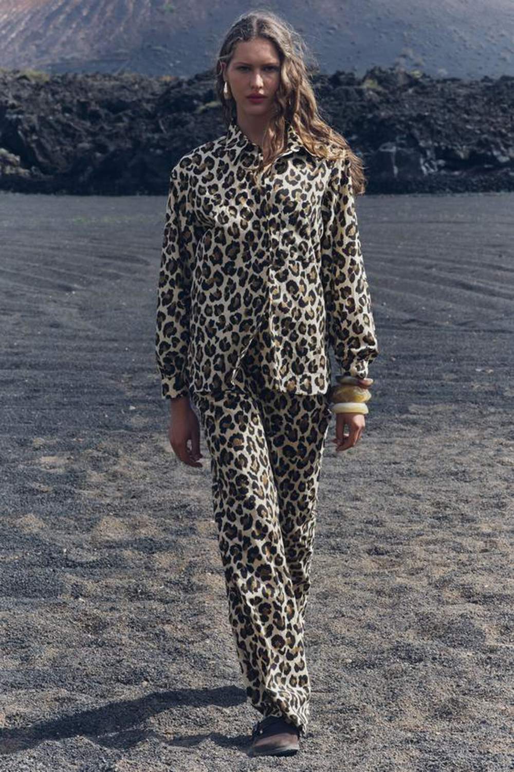Odiaba el leopardo pero este look de Zara holgadito y 'relajado' para ir por casa me ha conquistado porque sí es elegante