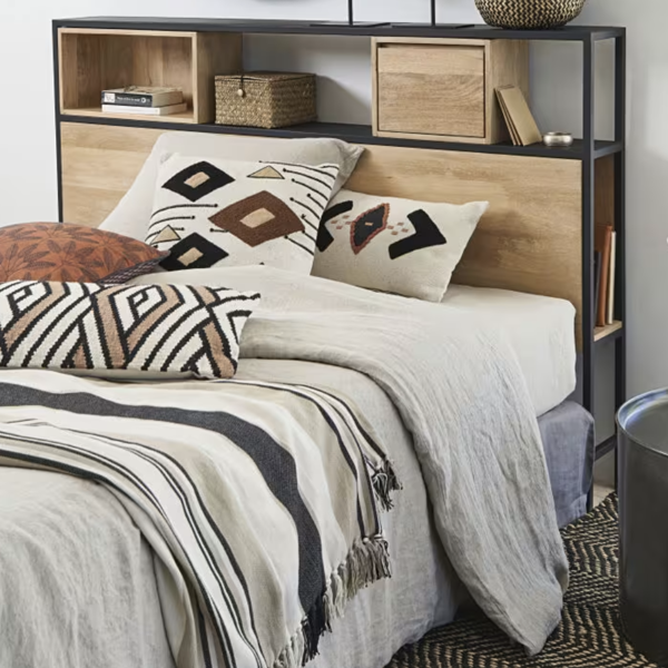 Cabecero de cama, estantería y mesita de noche: el 3 en 1 de Maisons du Monde ideal para dormitorios pequeños